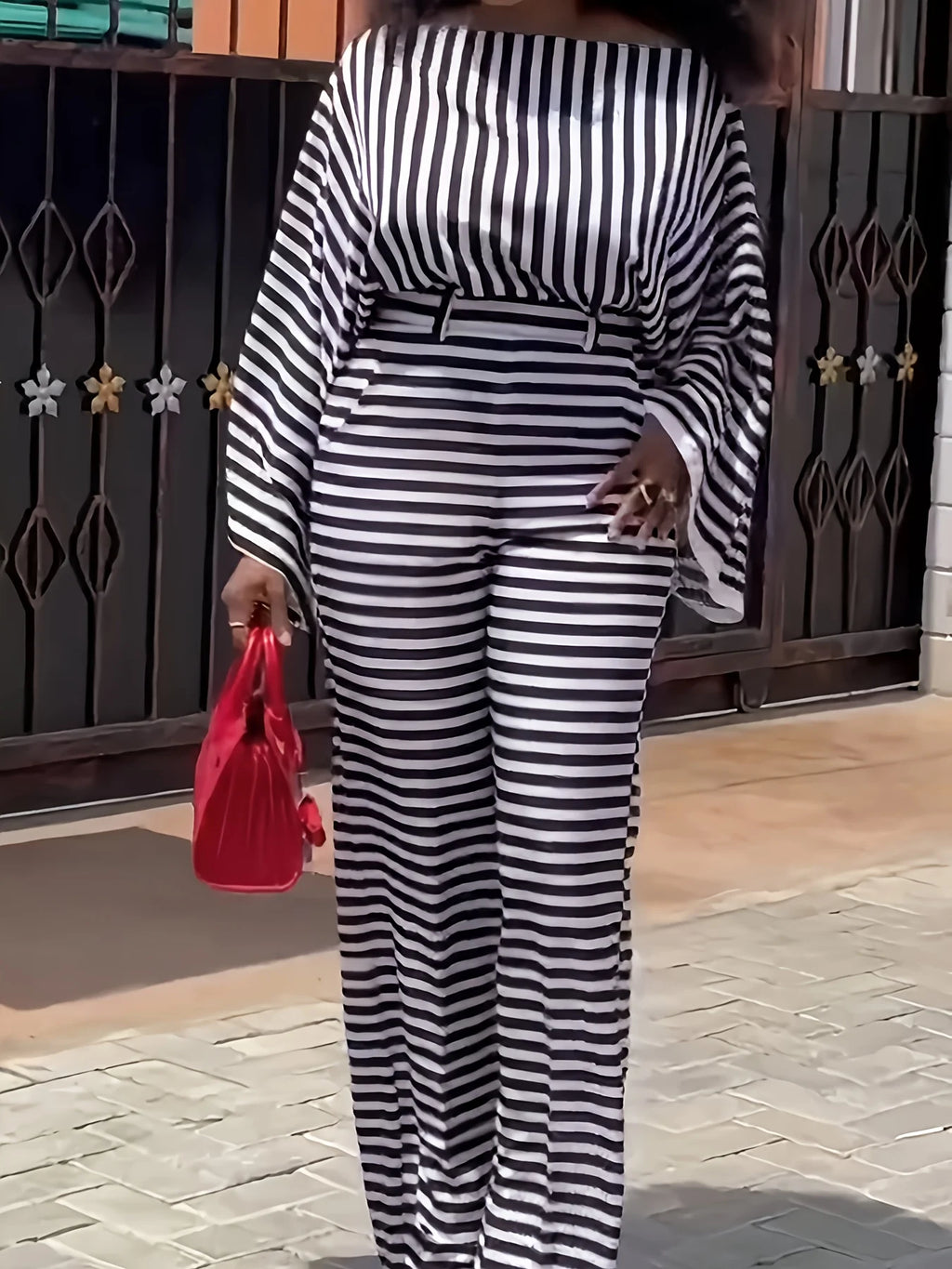 Oversized black and white striped suit, one-shoulder wide-leg pants two-piece suit