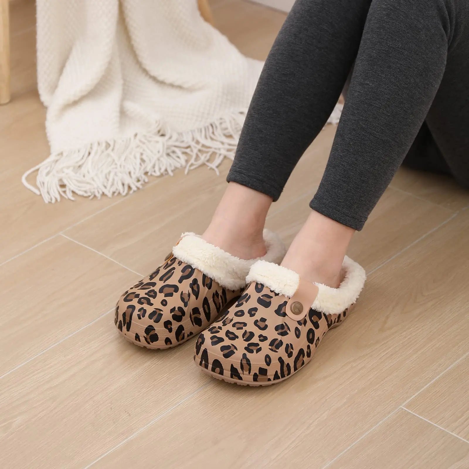 Pallene Fur Lined Clogs Women Men Waterproof Graden Shoes Winter Fuzzy Slippers Plush Bedroom Shoes Outdoor Fashion Fur Clogs